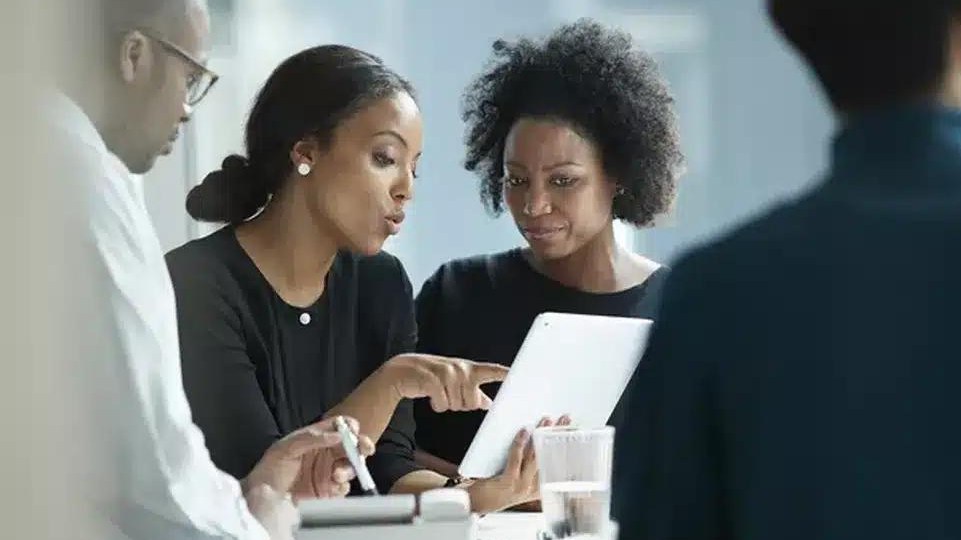 Consultores a trabalhar com informação digital