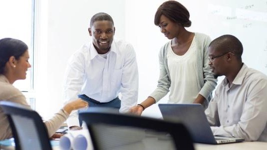 Profissionais reunidos num ambiente de trabalho