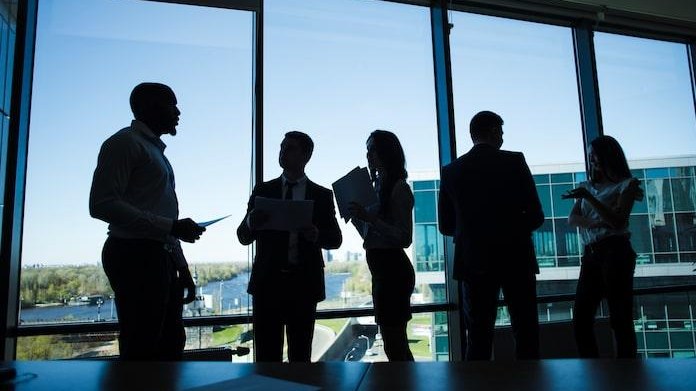 Profissionais numa reunião empresarial