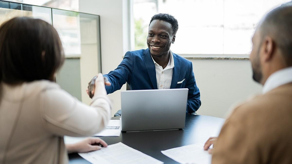 Reunião entre um consultor e clientes