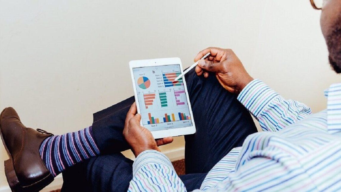 Investidor a consultar informação financeira num dispositivo digital